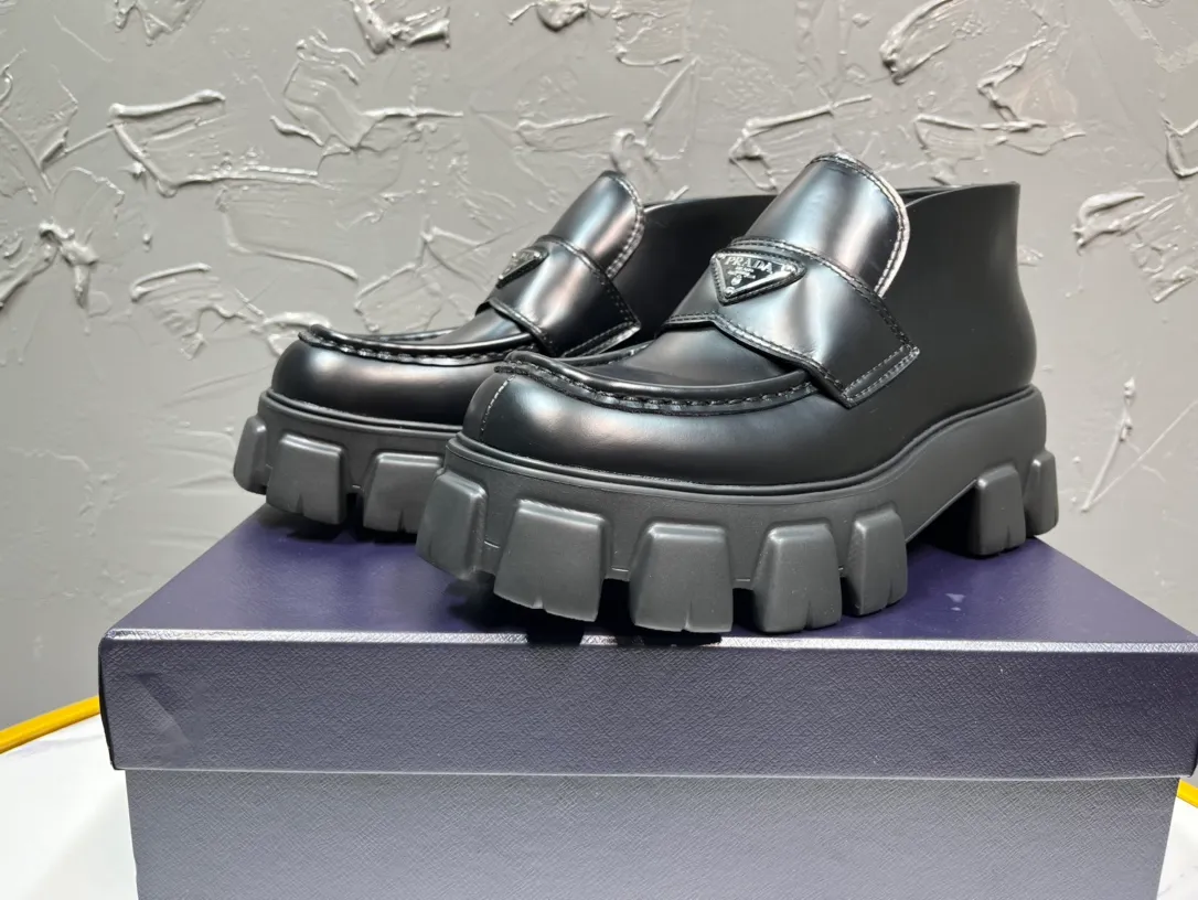 Men's clothing and shoes💰820💰 🔥🔥🔥3990 The latest prada Prada triangle enamel logo high-height lace-up shoes, the official website synchronizes the round toe and bold Lofte boots, using the original one-to-one development, the outsole one-to-one private molding, the fabric uses imported open edge beads, lining cowhide, foot pad cowhide, sole height 5cm, outsole original rubber foam sole, size 39-46